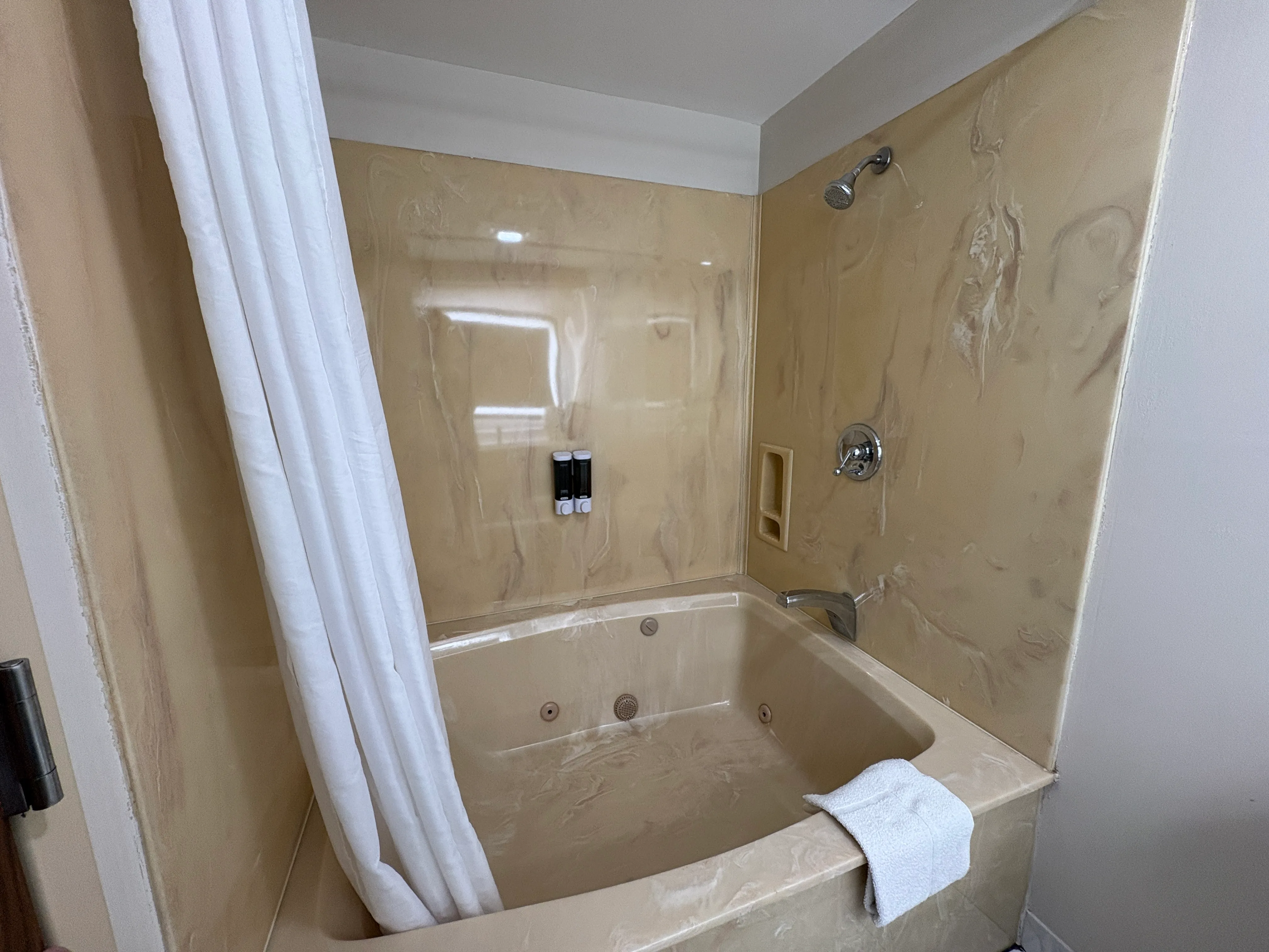 King Room with Jetted Tub - Jetted Tub at South Shore Inn Sandusky