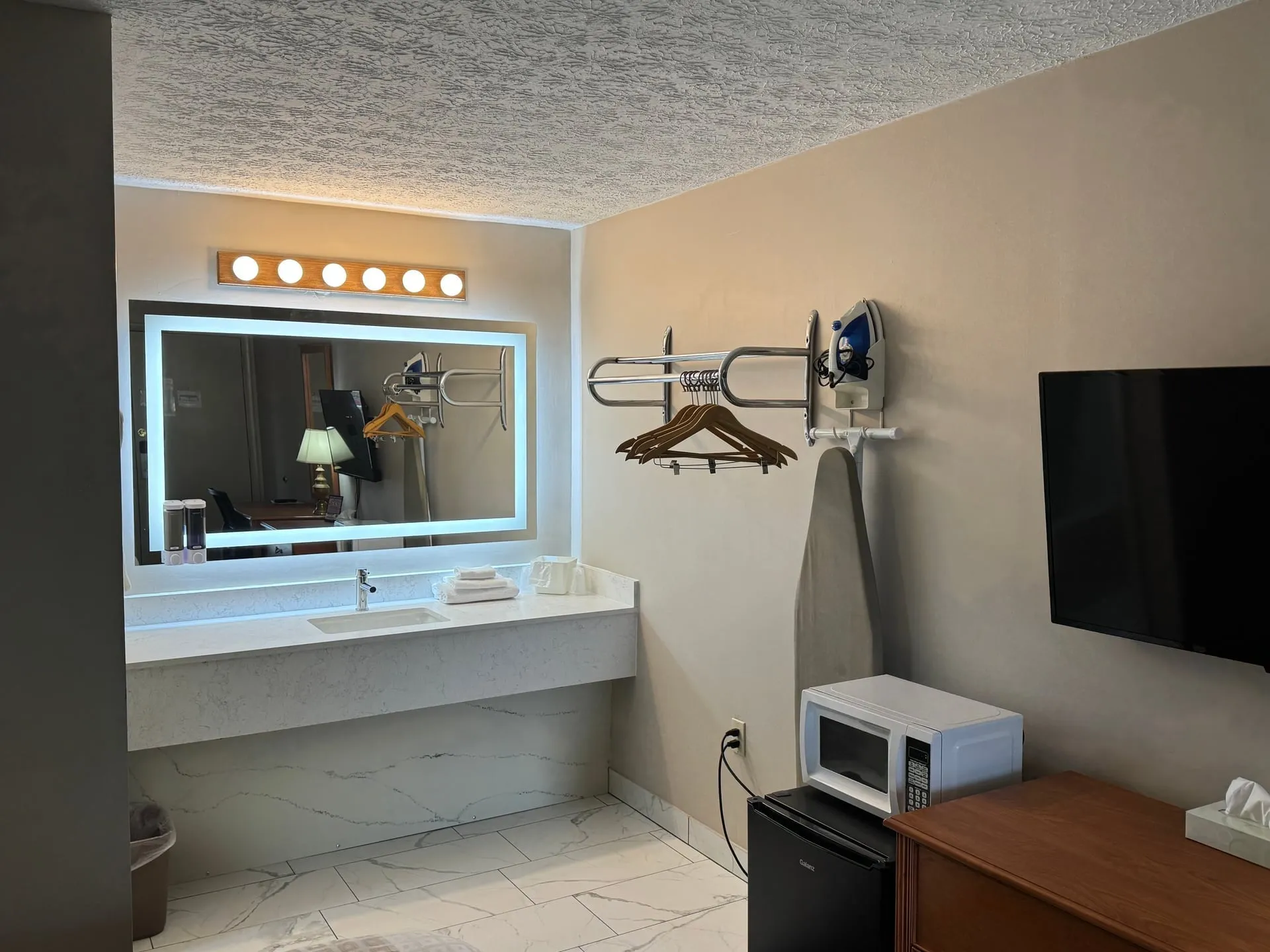 King room vanity area