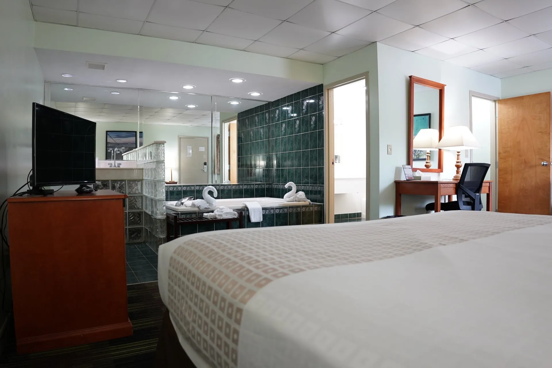 King Jacuzzi Suite with luxurious in-room jacuzzi